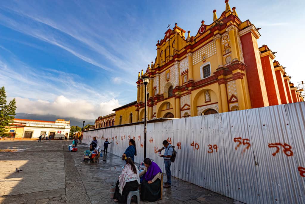 Catedral with vendors in front of the panels 