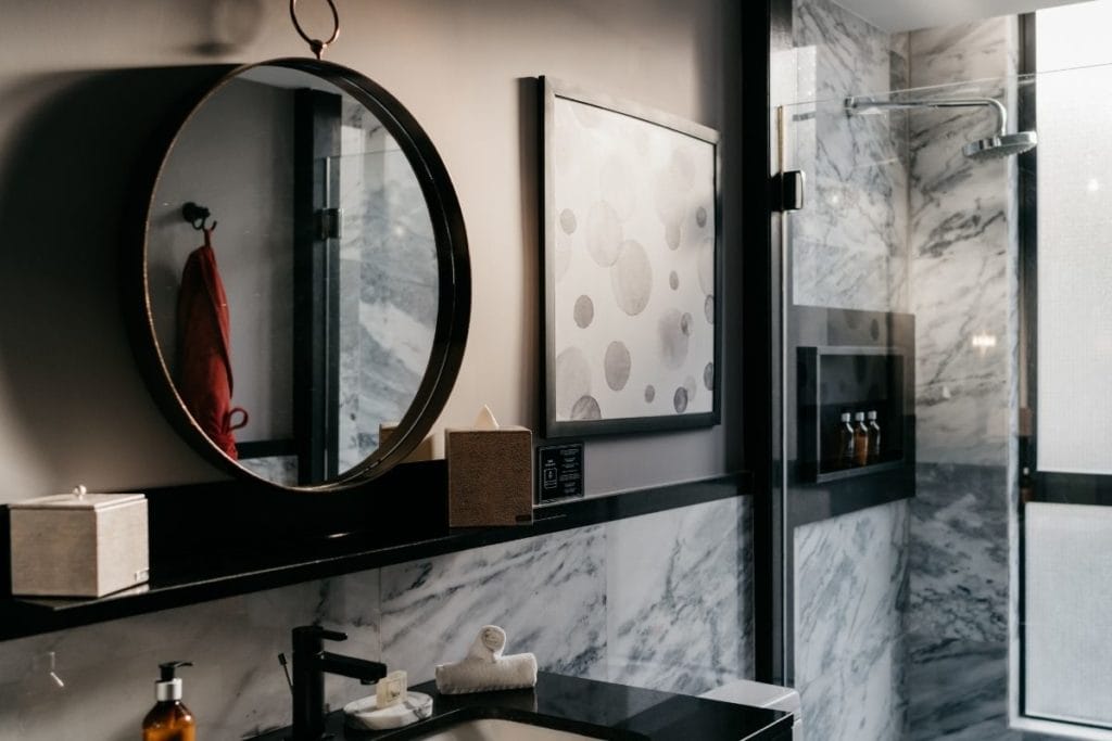 bathroom with marmol and a mirror