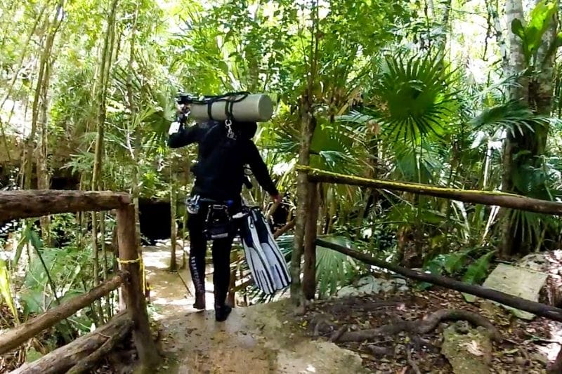 Taak bi- ha divers entering