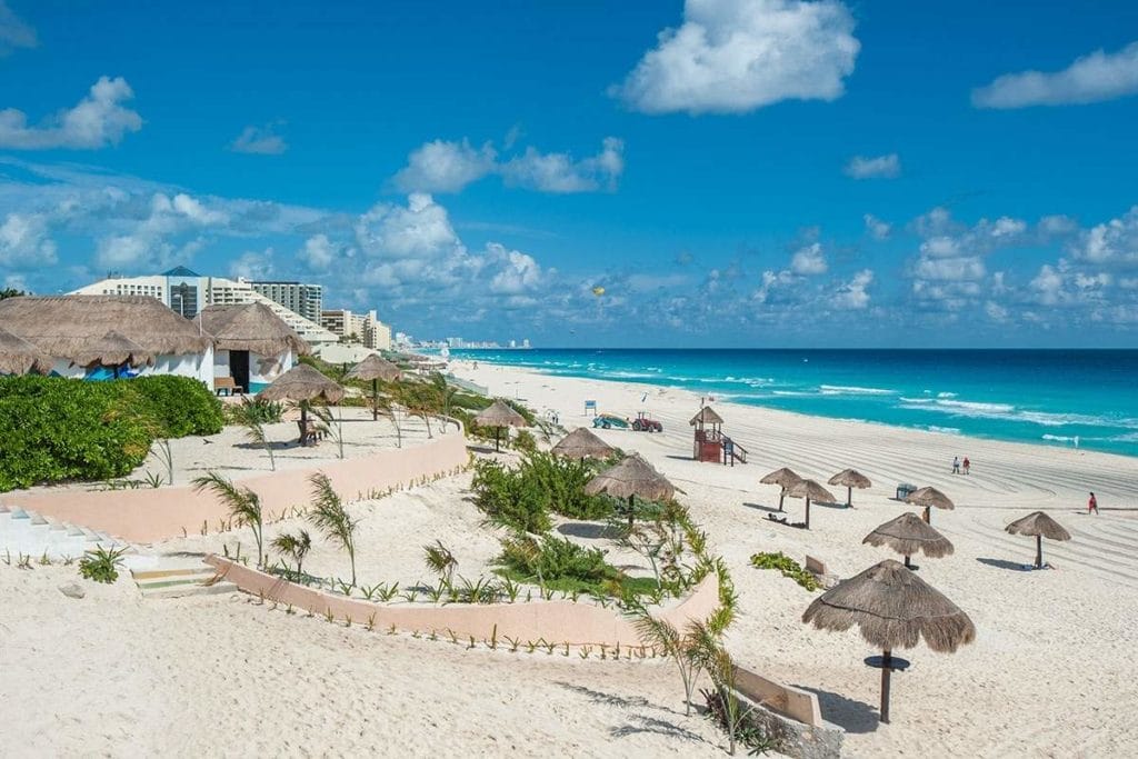 Cancun playa delfines
