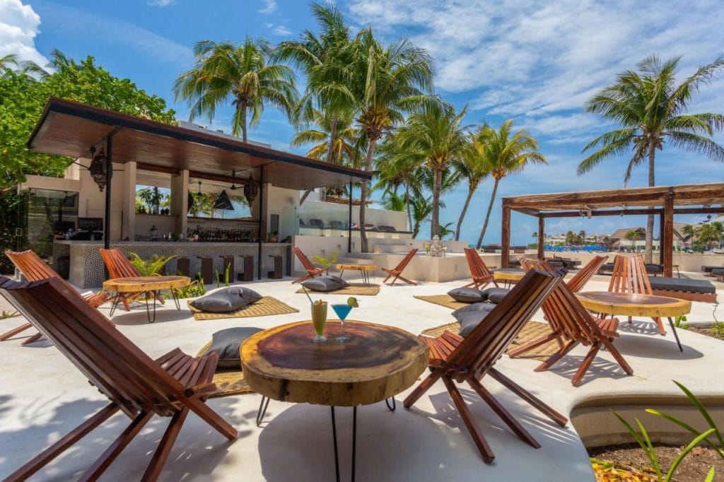 Lotus beach lounge