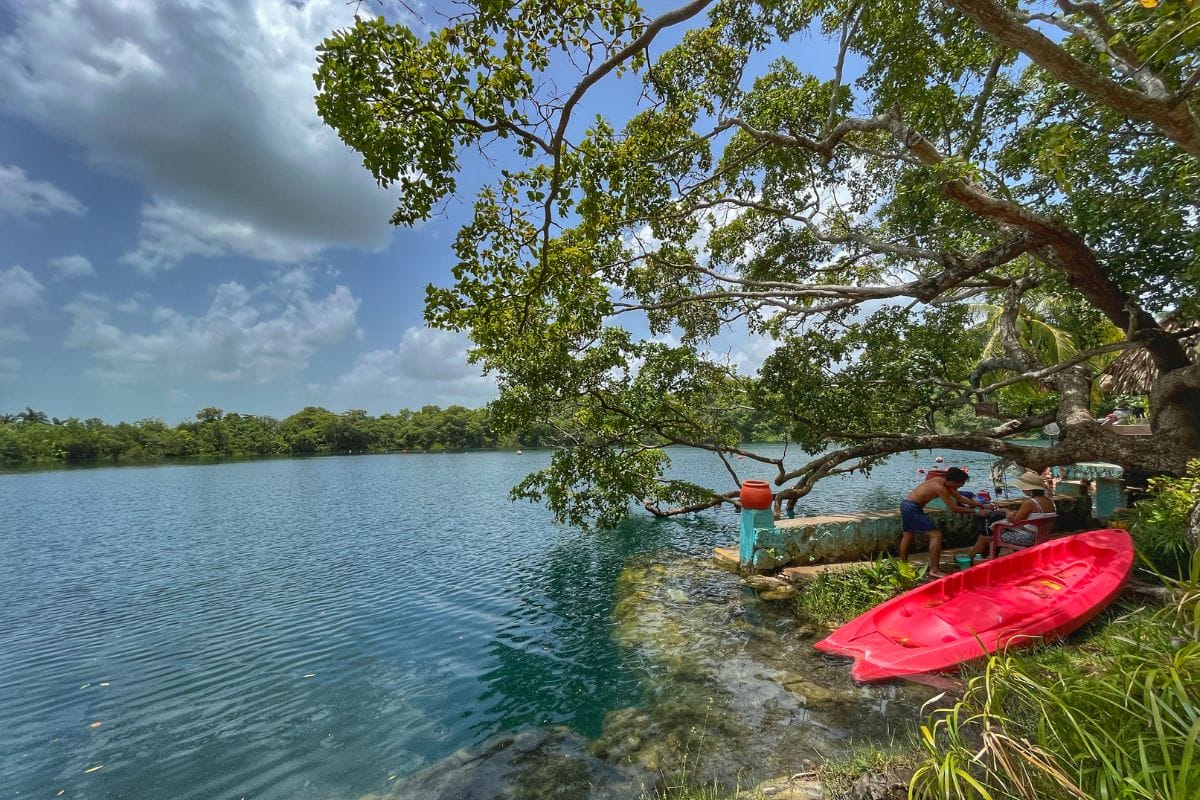 Kayak in cenote azul bacalar