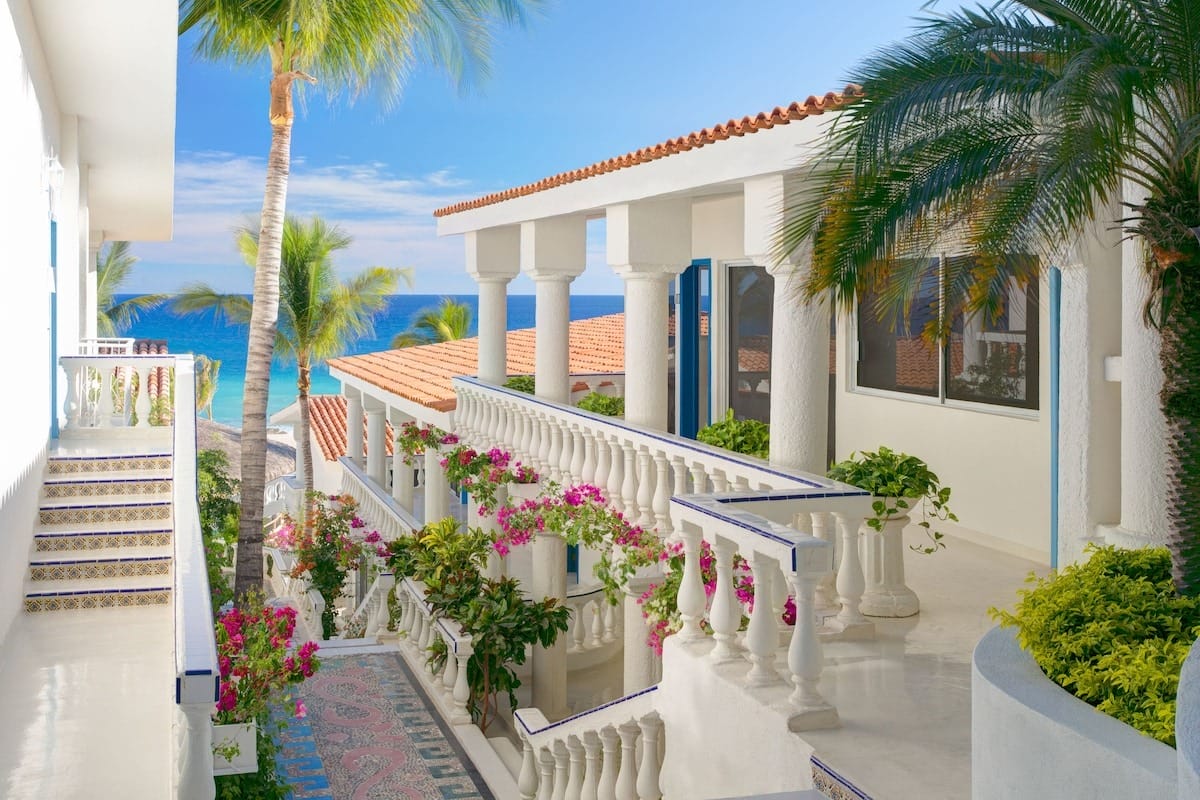Mar del Cabo by Vela Resort building