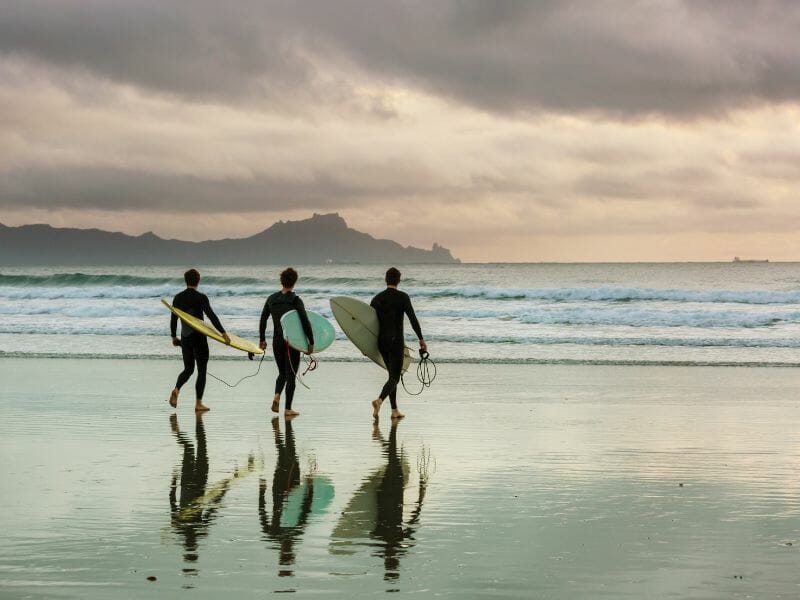 MEN GOING TO SURF