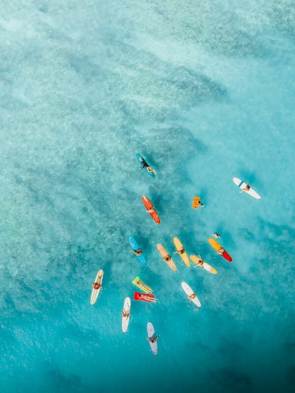 PEOPLE SURFING