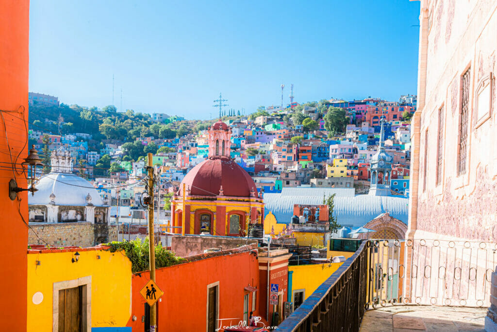 Guanajuato colorful houses market