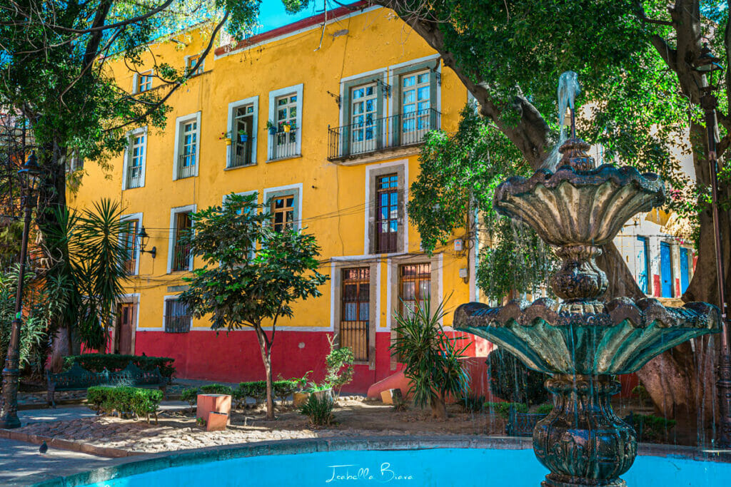 Guanajuato plaza fountain - Plaza San Fernando 