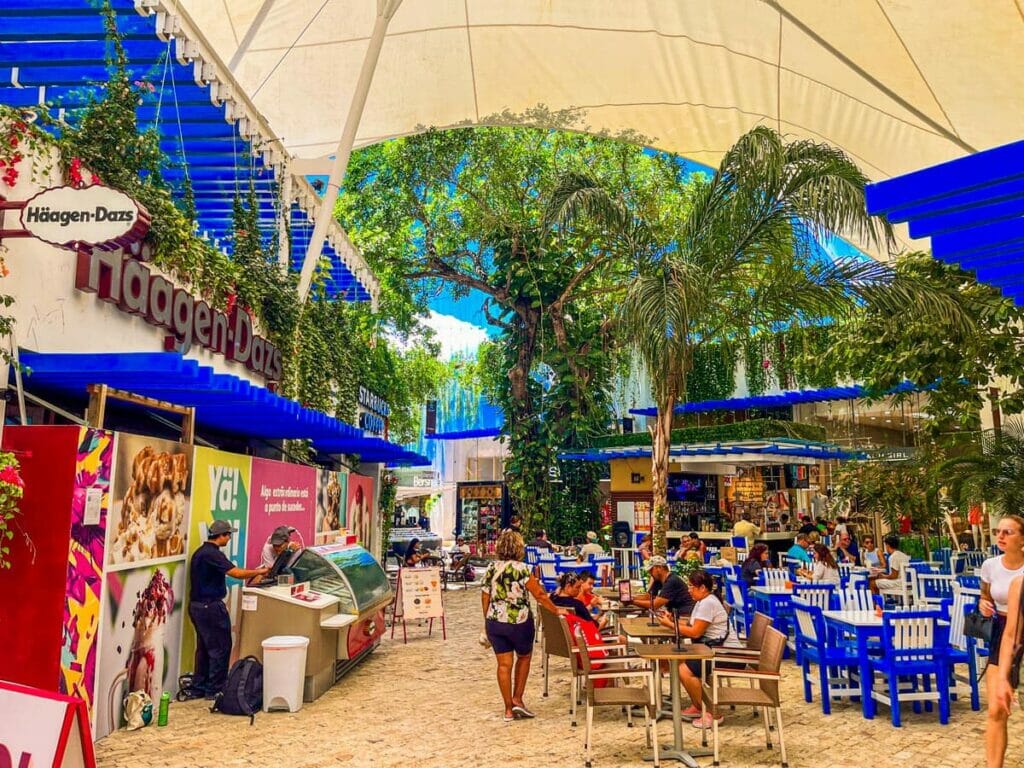 View of the Paseo del Carmen interior and small shops.