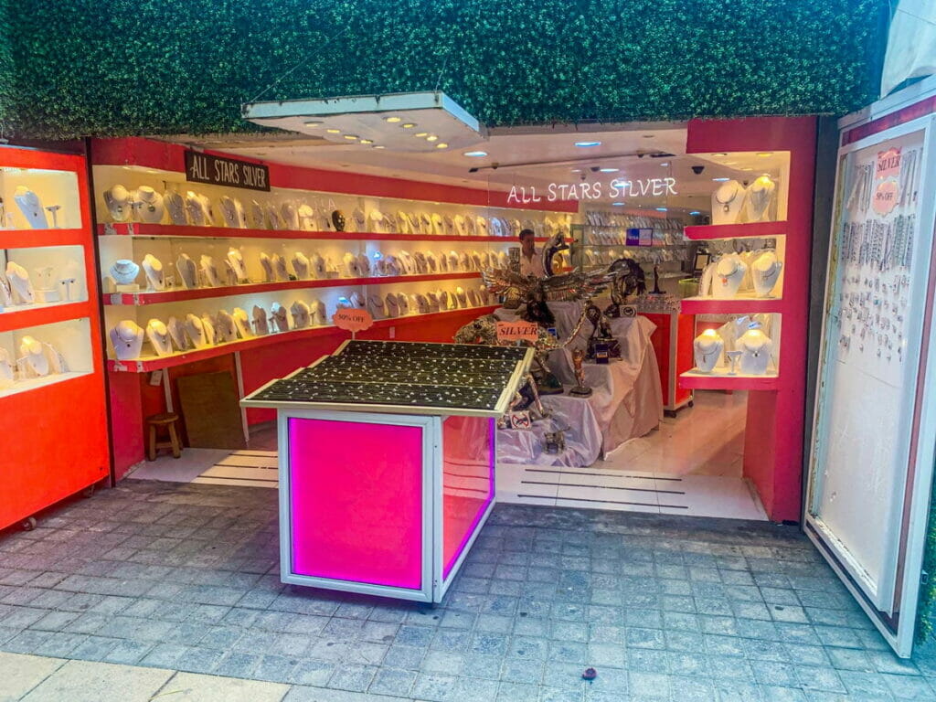 View of a silver shop in 5th Avenue.
