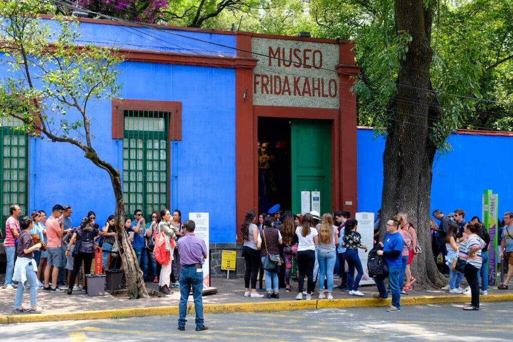 View of the Frida Kahlo Museum and visitors lining up.
