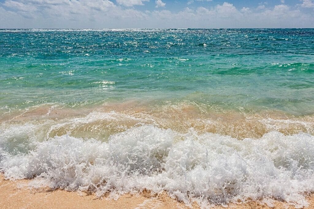 View of the huge waves in Xcacel Beach.