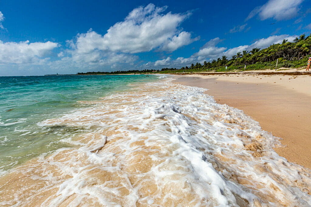 View of the waves of Xcacel Beach as it hits the shore.