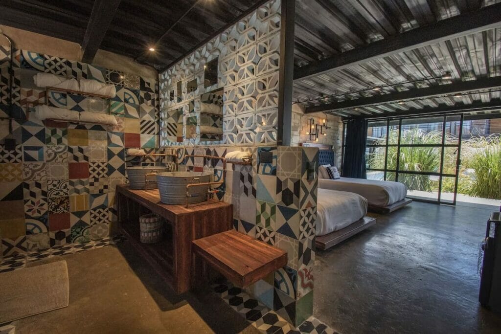 Spacious room in Hotel Los Amantes.