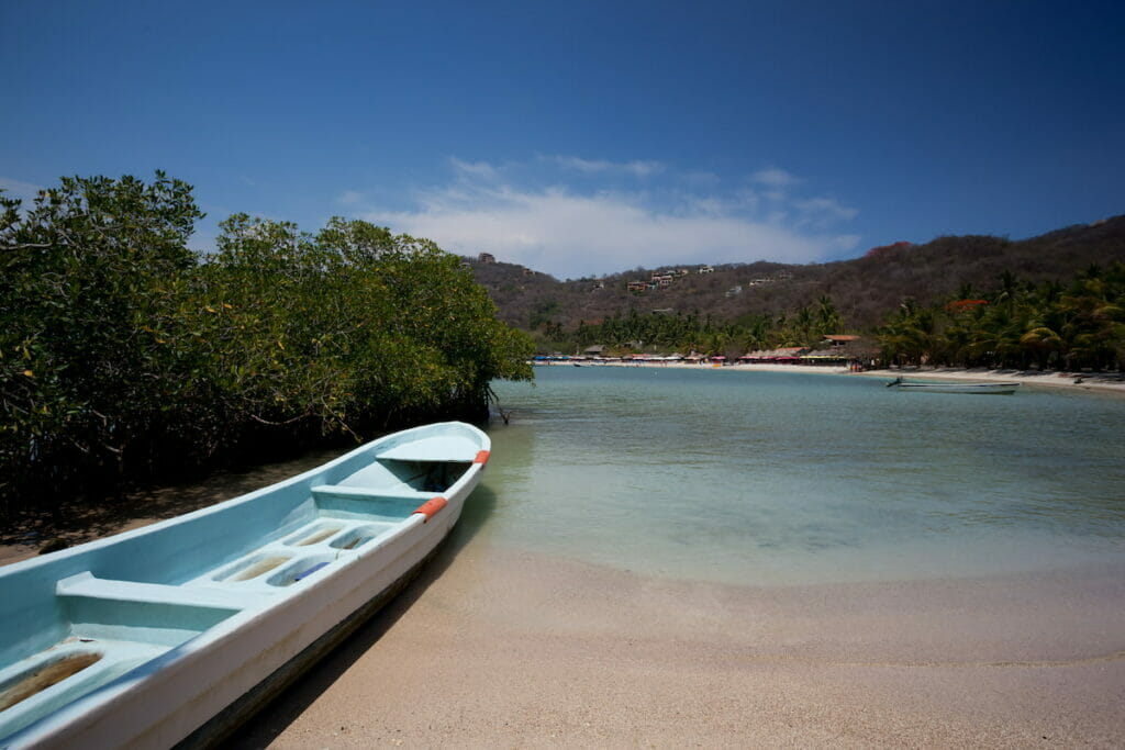 A boat on the shore of Playa Las Gatas.