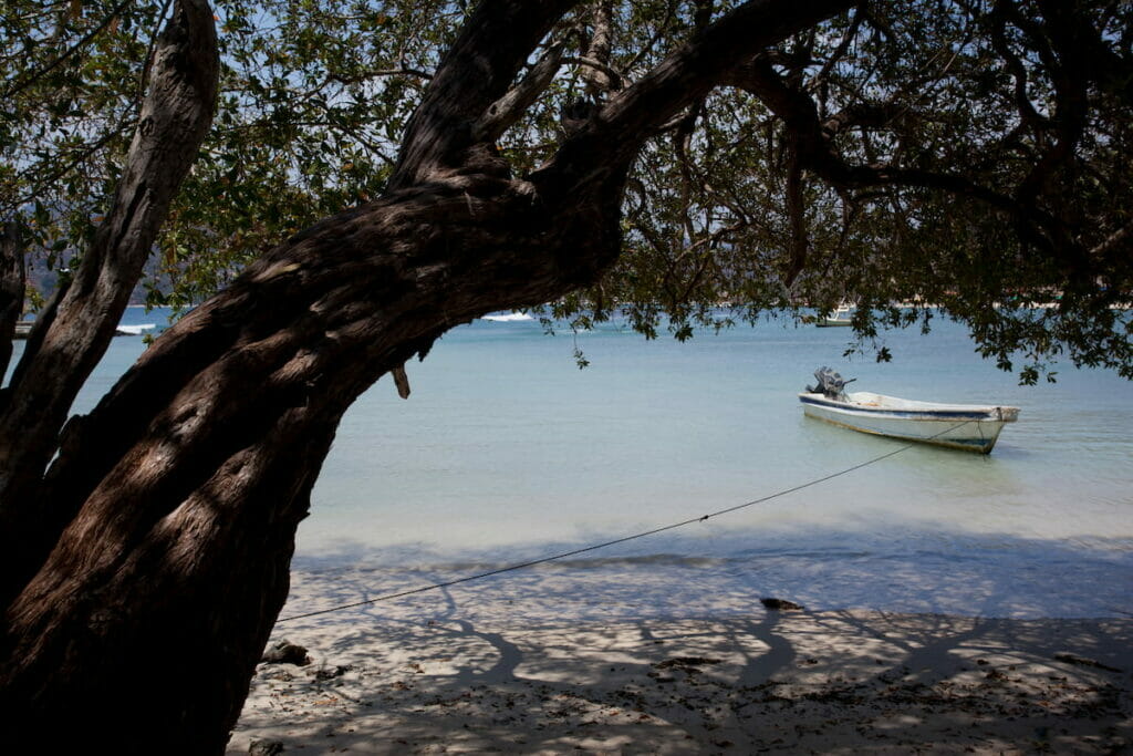 A small boat in Playa Las Gatas.