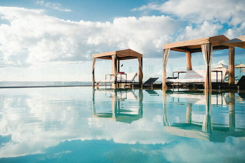 Grand Hyatt PDC pool.