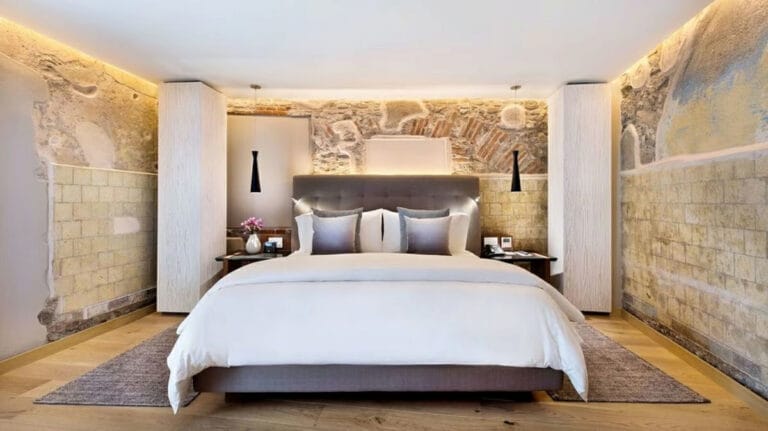 Cartesiano Boutique & Wellness Hotel suite with king size bed - one of the best hotels in Puebla.
