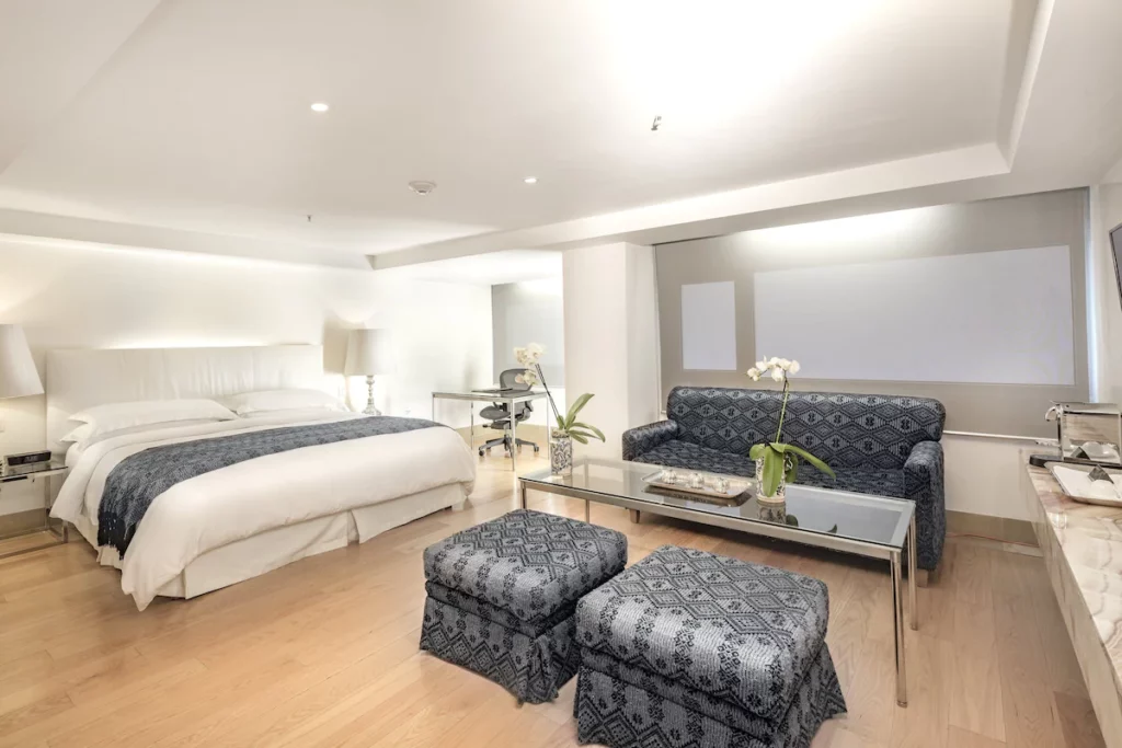Spacious room with a small living room at Intercontinental.