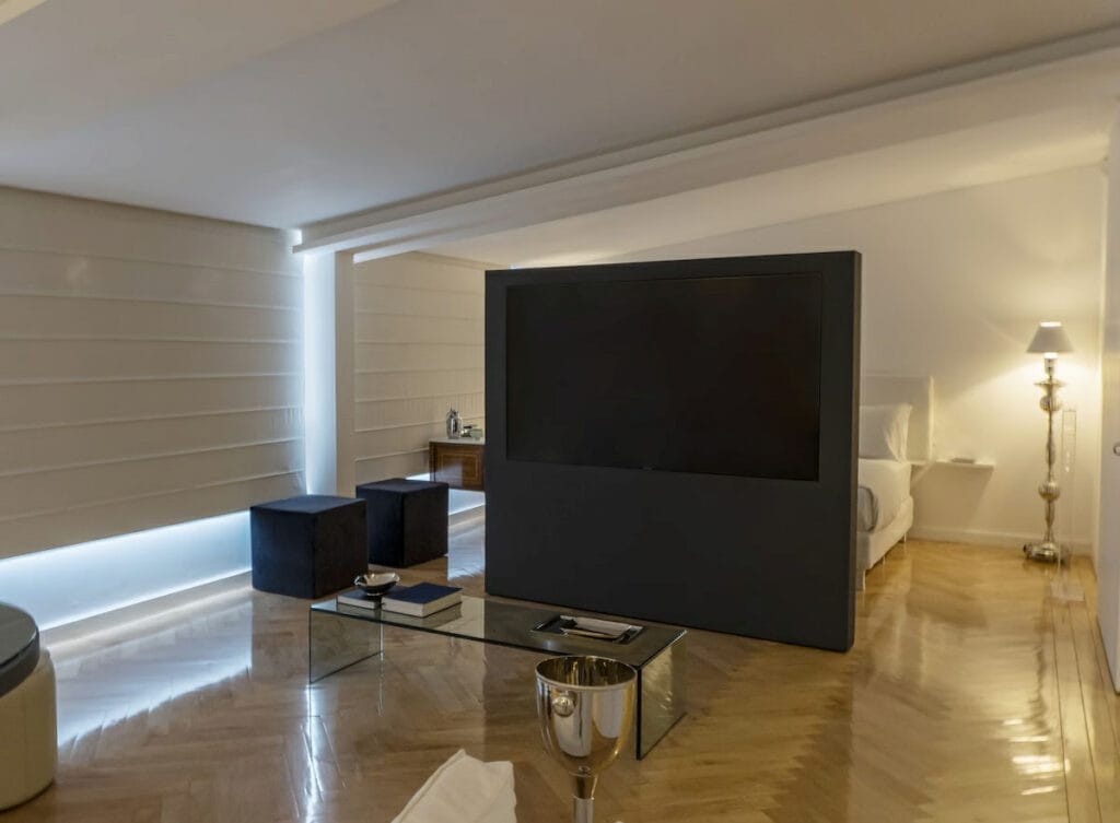 Spacious room with wall divider in the middle at Palacio Julio Hotel.