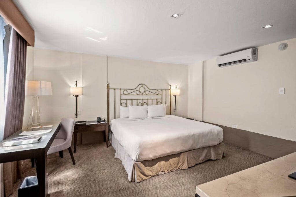 White room with white furniture at Puebla Quinta.