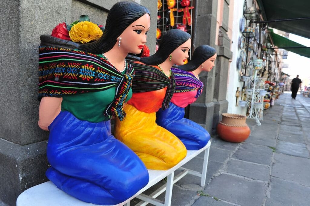 Women Mexican statues in Puebla.