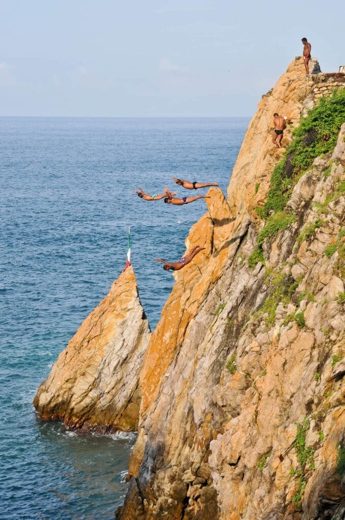Divers at the cliff in Acapulco.