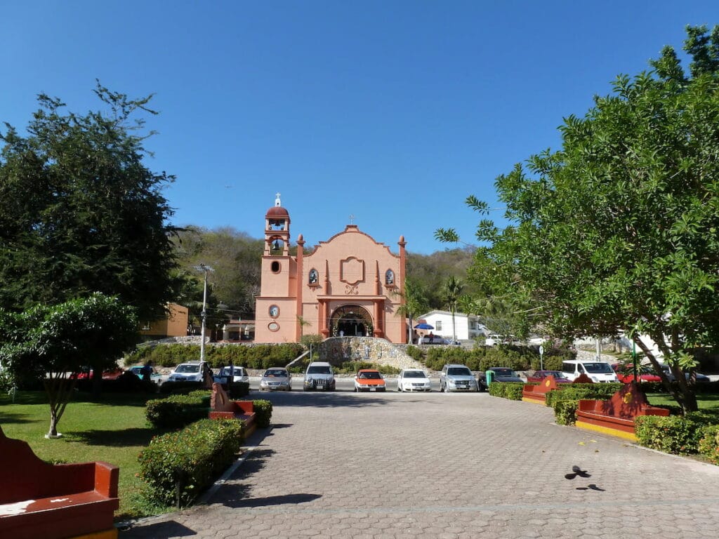 The main square and Huatulco Church.