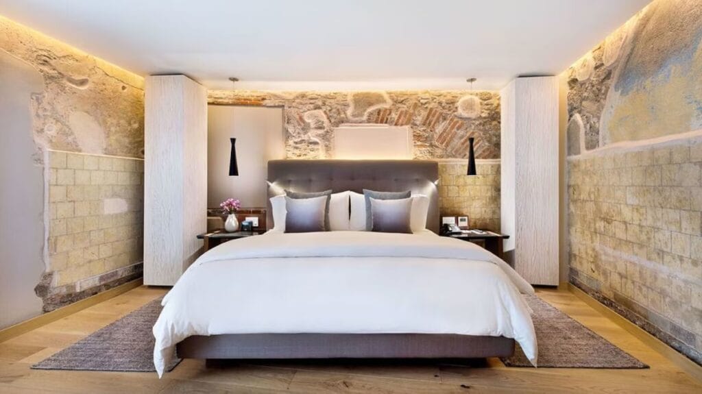 Cartesiano Room Front